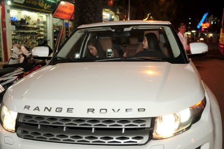 Tối qua( 26/11), cô người yêu xinh đẹp - Hương baby của Tuấn Hưng đã tự tay lái xe hơi tiền tỷ sang trọng đến chúc mừng người yêu lên chức ông chủ